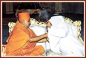 Swamishri reciprocates the gesture by holding the incense before the Sheikh