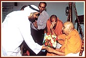 The nephew of the Sheikh of Sharjah - Sheikh Majid Bin Hamal Al Kasim welcomes Swamishri with a bouquet