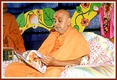 Swamishri reads Swaminarayan Prakash