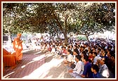 Swamishri blesses the assembly