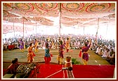 Swamishri blesses the assembly