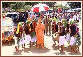 Swamishri is welcomed by the tribal devotees on his arrival to Karamkhal with a traditional tribal dance