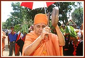 Swamishri joins the festive ambience and reciprocates the tribal devotees' love by striking a brass dish with a stick