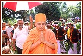 Swamishri is welcomed by the tribal devotees on his arrival to Karamkhal with a traditional tribal dance