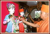Swamishri performs the pratishtha rituals of Akshar Purushottam Maharaj