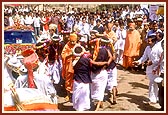 Swamishri is welcomed to the village of Nana Pondha with a traditional dance by the tribal devotees