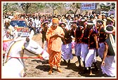 Swamishri is welcomed to the village of Nana Pondha with a traditional dance by the tribal devotees