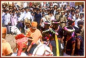 Swamishri is welcomed to the village of Nana Pondha with a traditional dance by the tribal devotees