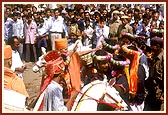 Swamishri is welcomed to the village of Nana Pondha with a traditional dance by the tribal devotees