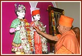 Swamishri invokes Maharaj and Swami in the murtis during the pratishtha rituals