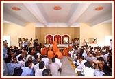 Pratishtha arti being performed by Swamishri and devotees