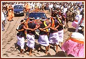 Swamishri is welcomed to the village of Nana Pondha with a traditional dance by the tribal devotees