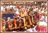 Swamishri is welcomed to the village of Nana Pondha with a traditional dance by the tribal devotees