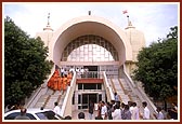 Swamishri descends after having darshan of Thakorji, Navsari mandir