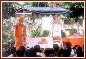 Swamishri blesses the volunteers