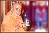 Finally, Swamishri performs arti of Thakorji