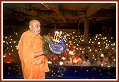 Swamishri and karyakars perform arti of Thakorji