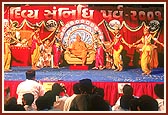 A chain connecting karyakars and Swamishri was the climax of the stage program performed by balaks 