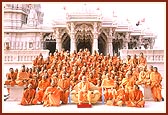 Swamishri with sadhus involved in running Satsang activities