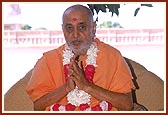 Swamishri humbly bows to the congregation after puja