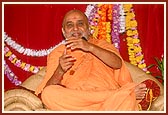 Divine gestures and moods during a discourse to the karyakars