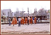 Swamishri visits the under- construction hospital of the Sanstha
