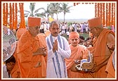 Swamishri and Shri Divyasinghdev inaugurate the mandir by untying the nada-chhadi