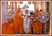 Swamishri and Shri Divyasinghdev inaugurate the mandir by untying the nada-chhadi