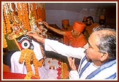 Shri Divyasinghdev consecrates the murti of Shri Jagannathji