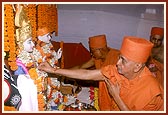 Swamishri consecrates the murtis of Akshar Purshottam Maharaj