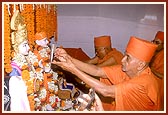 Swamishri consecrates the murtis of Akshar Purshottam Maharaj