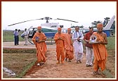 Swamishri arrives at Chakulia with Shri Divyasinghdev (King of Jagannathpuri)
