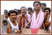 The local Udiya devotees welcome Swamishri with flags and music