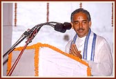 The king of Jagannathpuri-Gajapati Shri Divyasinhdev Maharaj-addresses the assembly