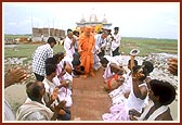 Swamishri blesses the devotees after concluding the pratishtha rituals