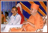 Pramukh Swami Maharaj blesses the assembly