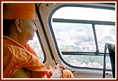 Swamishri arrives back to Jagannathpuri by helicopter