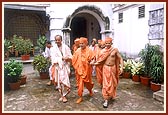 King Divyasinghdev leads Swamishri to his palace