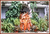 Swamishri descends the steps of the palace