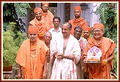 Swamishri, King Divyasinghdev, Thakorji and sadhus