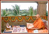 In the lush, cool environment Swamishri meditates and tells the rosary in his morning puja