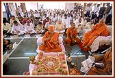 Swamishri (r) presides during the murti-pratishtha rituals