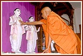 Performs the murti-pratishtha rituals of Akshar Purushottam Maharaj