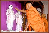 Performs the murti-pratishtha rituals of Akshar Purushottam Maharaj