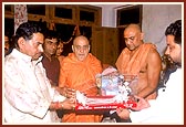 The Mayor of Raipur Shri Tarun Chatterjee presents a gift to Thakorji and Swamishri