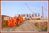 Swamishri descends from the plinth