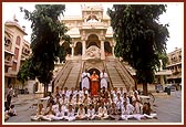 Swamishri with balaks from USA who had come for satsang