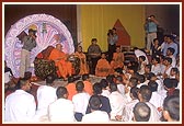 Swamishri celebrates a special program of rang utsav with balaks from USA