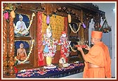 Swamishri performs arti of Thakorji