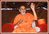 Swamishri blesses the assembly